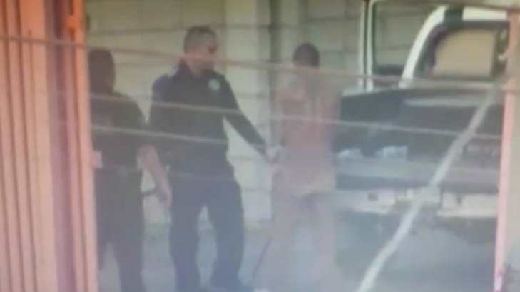 policia detenido golpea