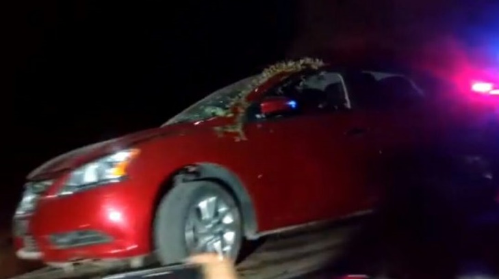 Viajaban a bordo de un vehículo Nissan, tipo Sentra rojo. (Especial / EXPRESO)