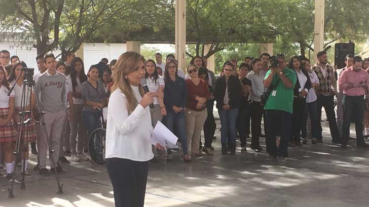 gobernadora entrega camiones