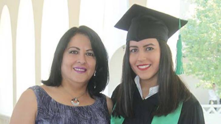 egresada con su mama