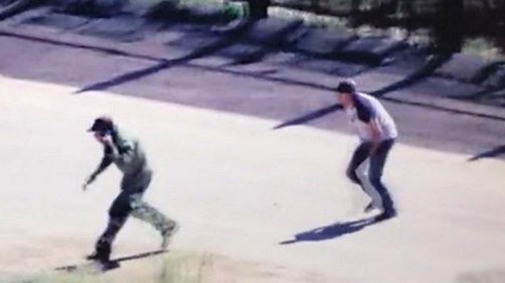 migrante cruzando la cerca dos