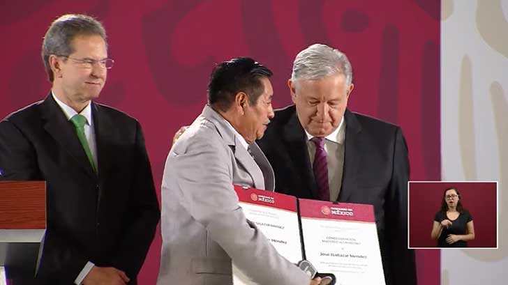 amlo reconoce maestros