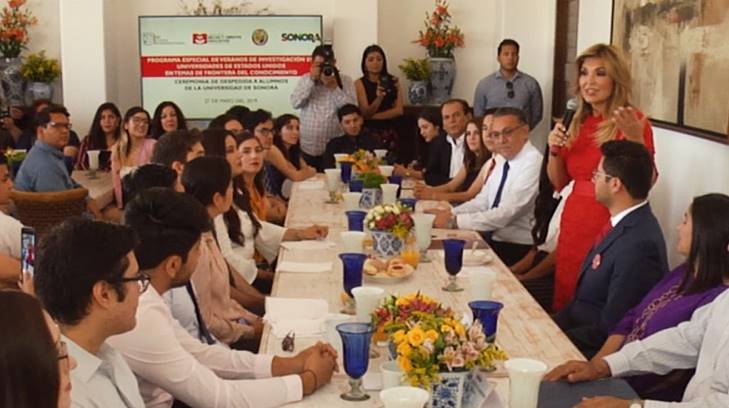 gobernadora con jovenes