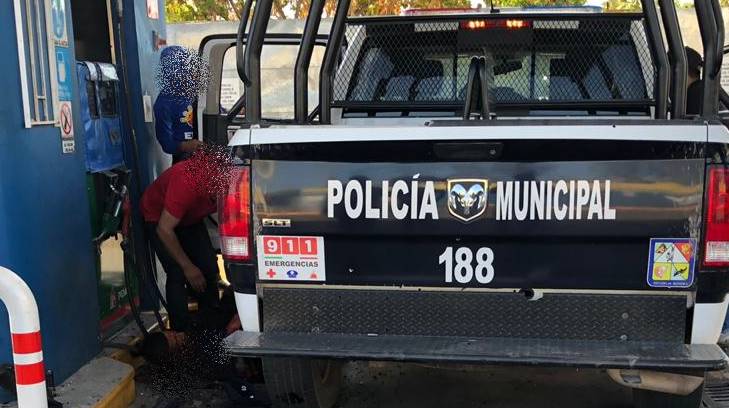 patrulla en la gasolinera