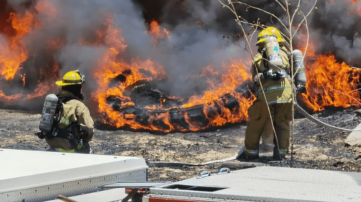 Incendio de llantas y basura provoca gran contaminación en Nogales
