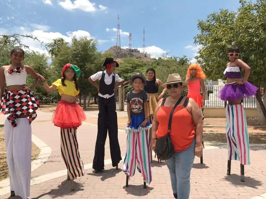 Laura Hurtado crea escuela Pasos de Gigante para enseñar arte a niños