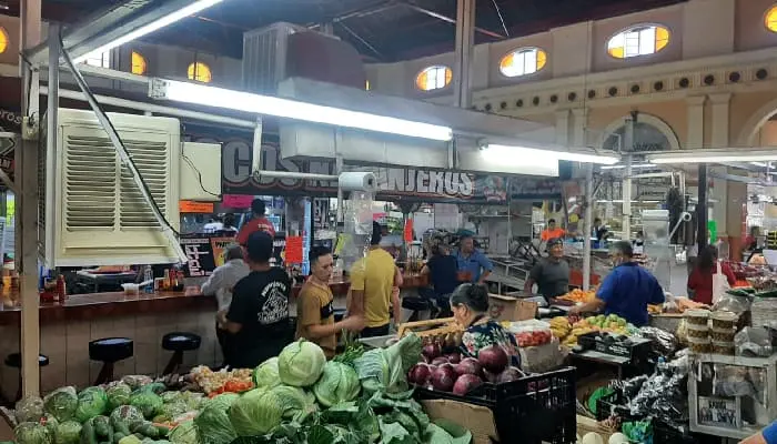 Asistentes al Mercado Municipal ya no usan el cubrebocas