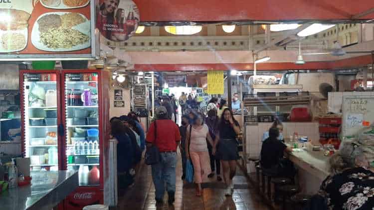 Asistentes al Mercado Municipal ya no usan el cubrebocas