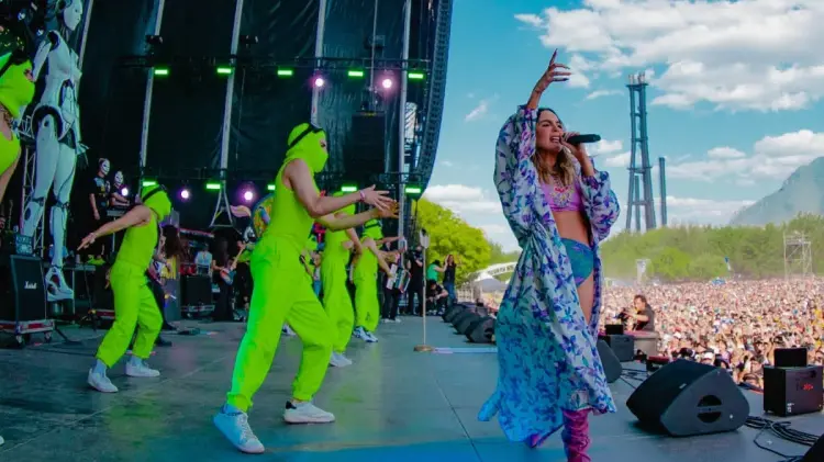 Belinda da bendición a novia antes del Machaca Fest