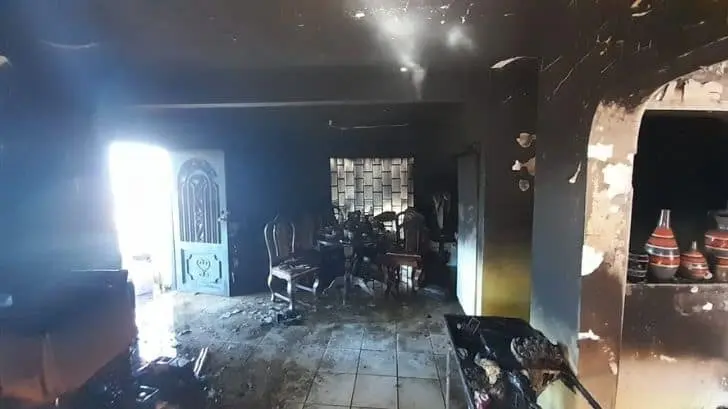 Rescatan a familia de vivienda en llamas