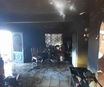 Rescatan a familia de vivienda en llamas