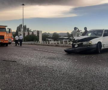 Dompe y Sedan protagonizan choque sobre puente El Gallo; un lesionado