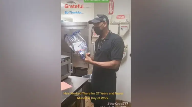 Tras 27 años de trabajo, empleado es recompensado con dulces