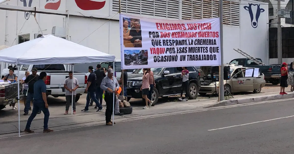 Manifestación pide indemnización por muertos en choque de compañía lechera