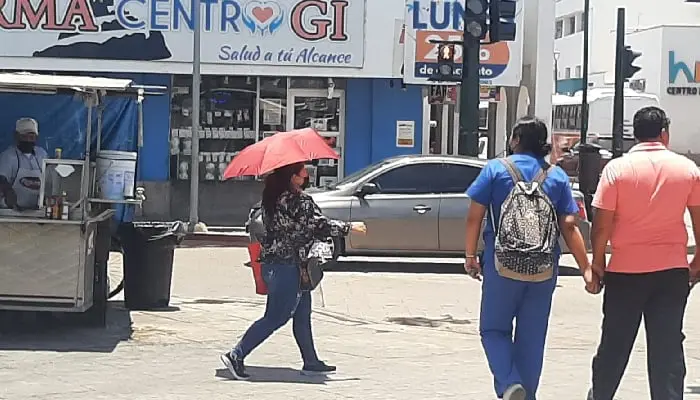 Cubiertos hasta la cabeza es como los hermosillenses se cuidan del calor