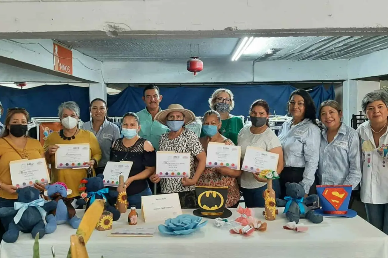 Más de 250 mujeres se gradúan del Taller de Manualidades Recicl - Arte