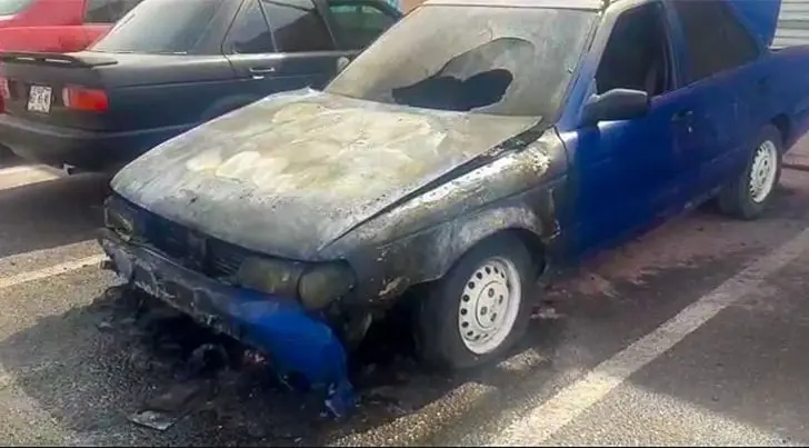 Falla mecánica provoca incendio de un automóvil al norte de la ciudad
