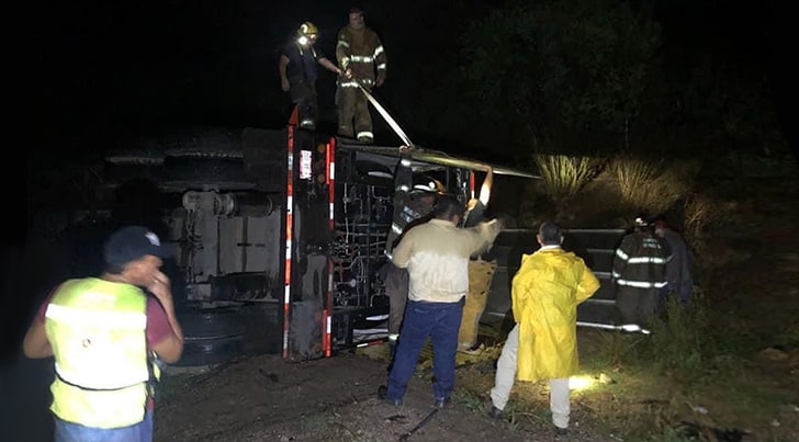 Volcamiento de pipa cargada de gas provoca movilización de bomberos