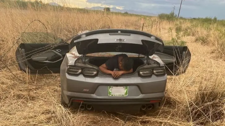 Aseguran a 11 migrantes mexicanos en la frontera de Arizona