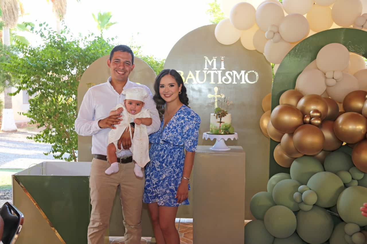 Recibe Pablo Alberto el sacramento del bautismo