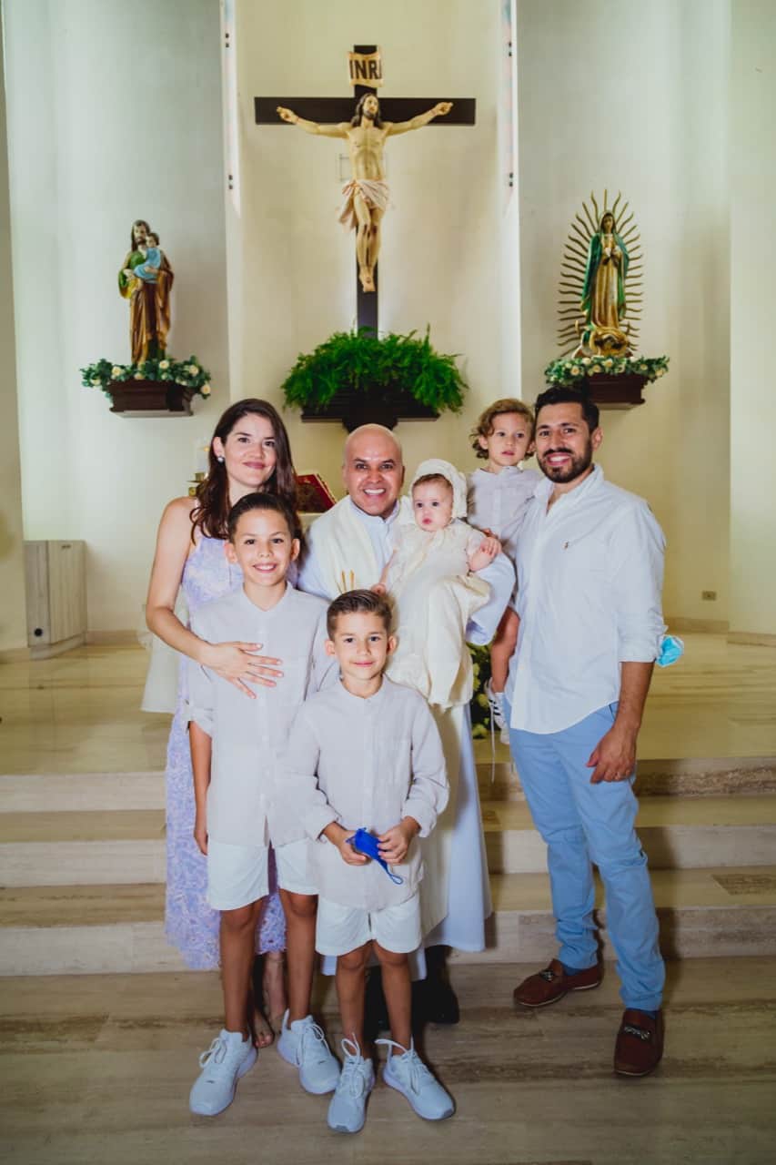 Recibe Valeria sacramento del bautismo