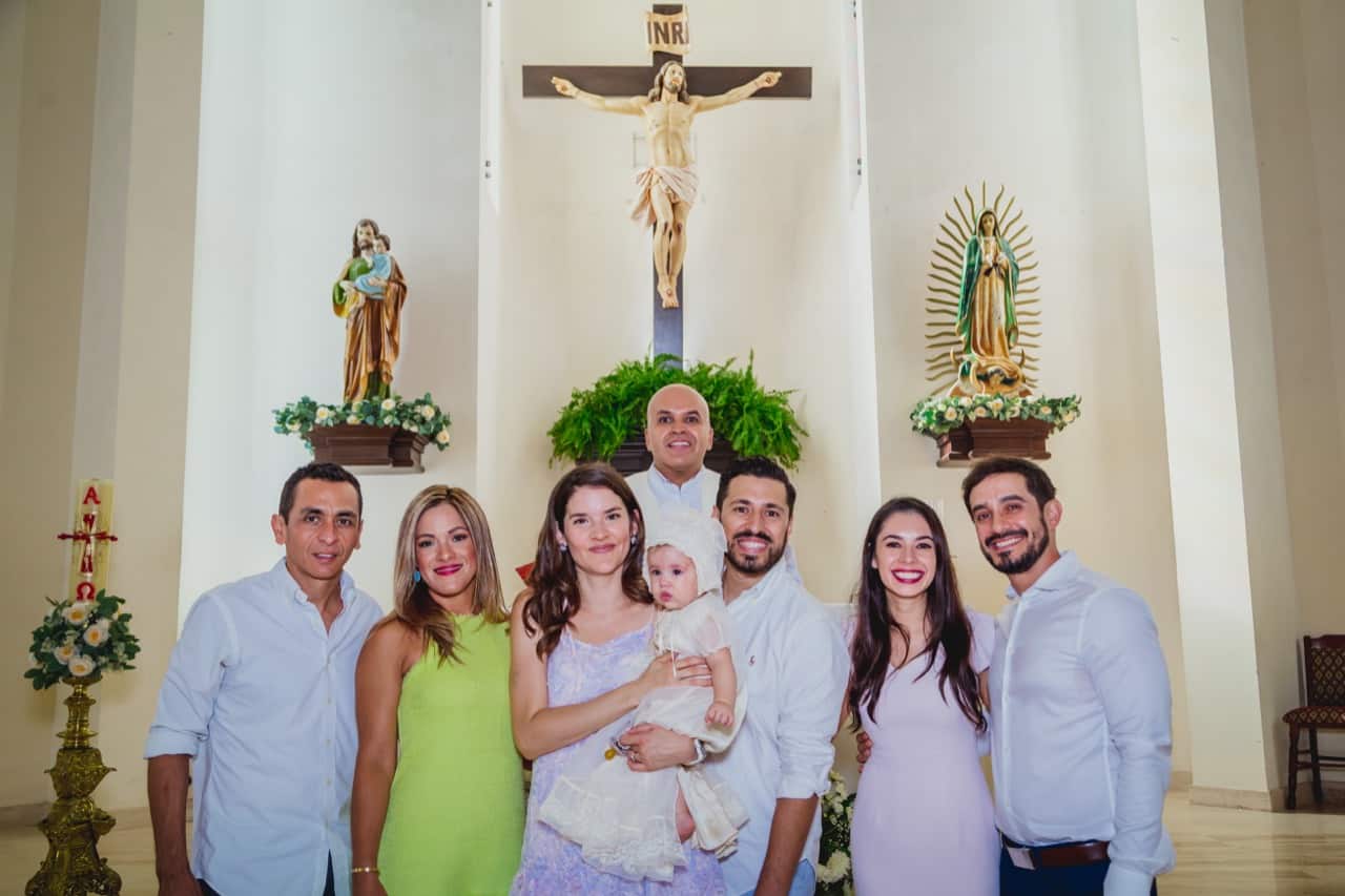 Recibe Valeria sacramento del bautismo