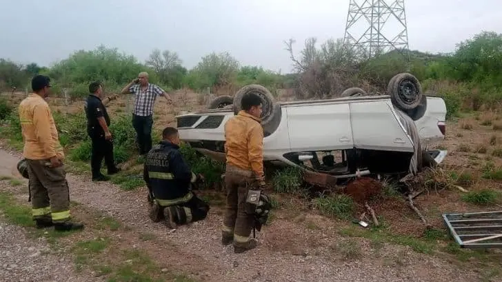 Se sale del camino y termina volteado en la Hermosillo-Sahuaripa