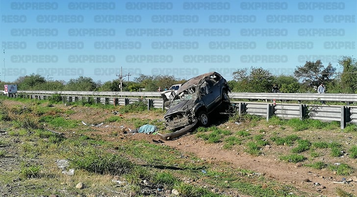 Familia se accidenta sobre el tramo Los Mochis-Navojoa; hay un fallecido