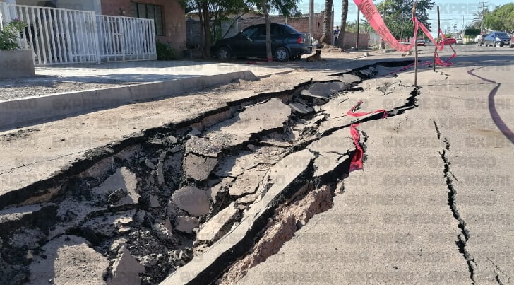 Primeras lluvias en Navojoa provocan socavón en la colonia Constitución