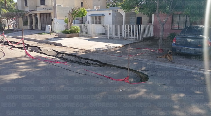 Primeras lluvias en Navojoa provocan socavón en la colonia Constitución