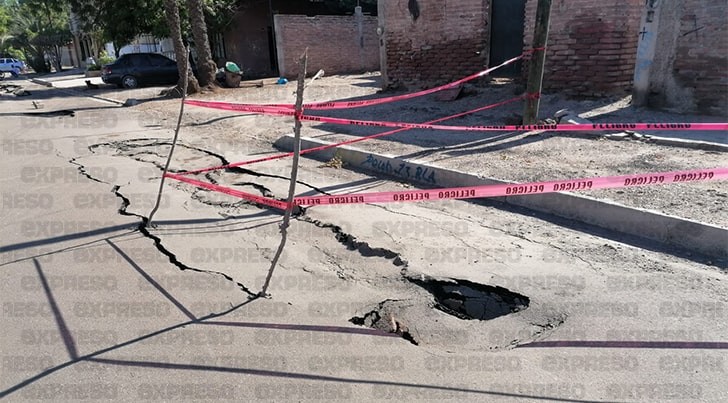 Primeras lluvias en Navojoa provocan socavón en la colonia Constitución