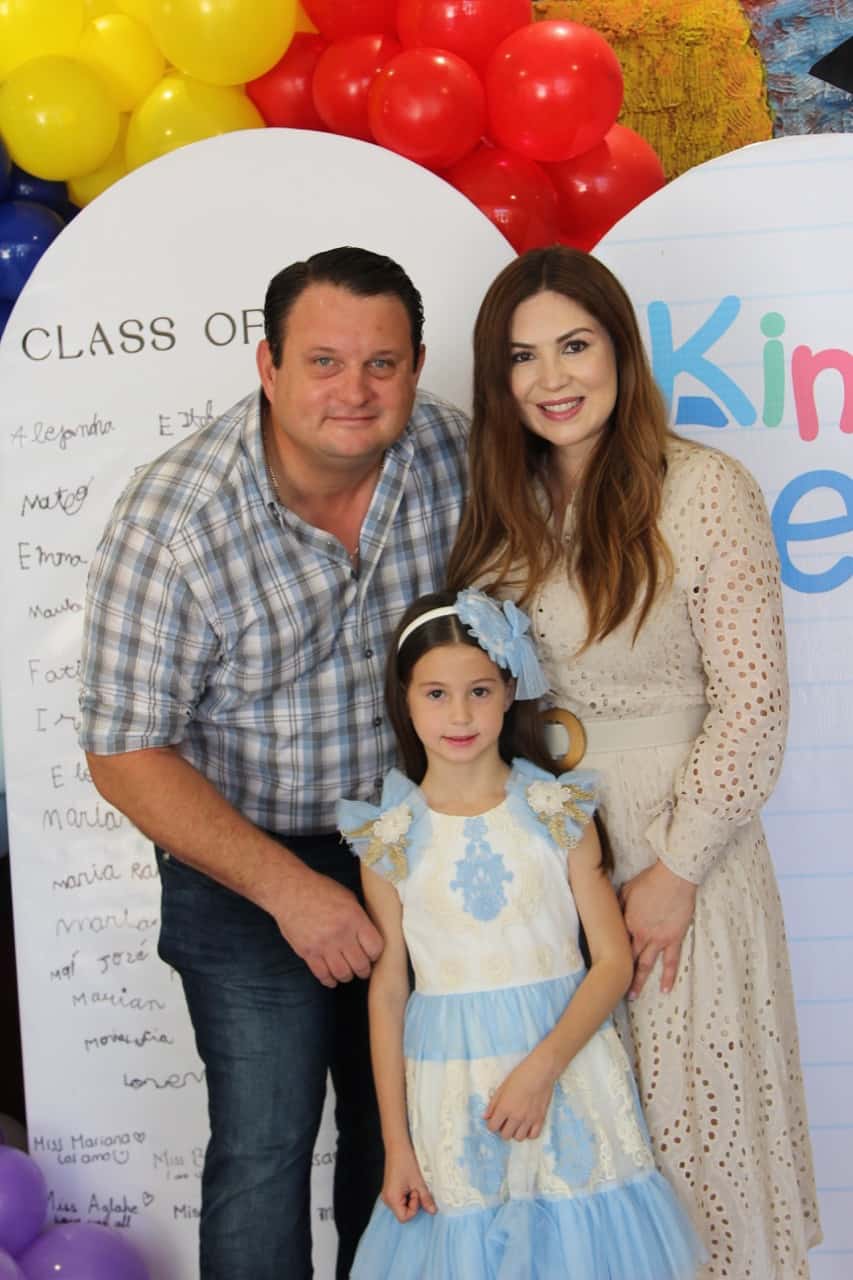 Clase 2022 de Liceo Thezia se gradúa de Kínder