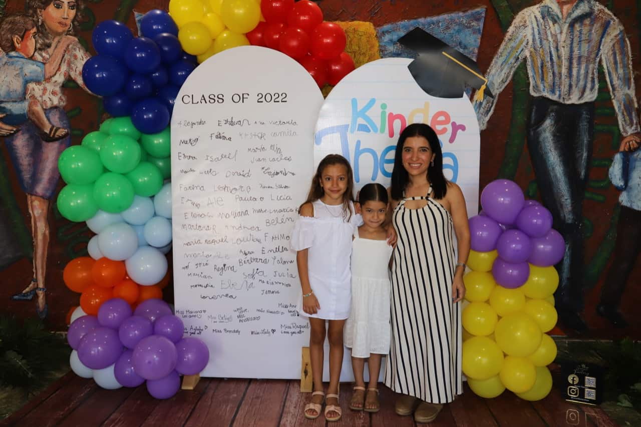 Clase 2022 de Liceo Thezia se gradúa de Kínder