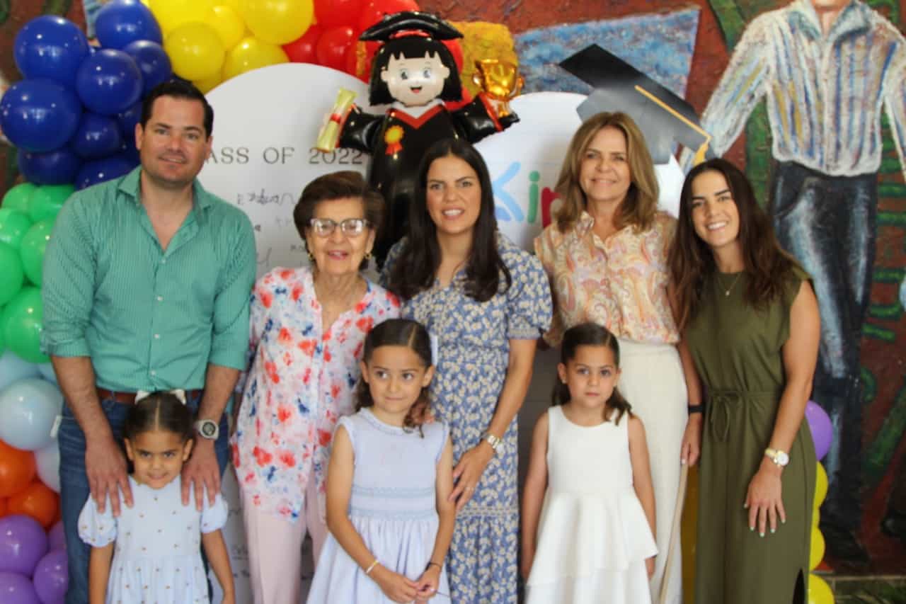 Clase 2022 de Liceo Thezia se gradúa de Kínder