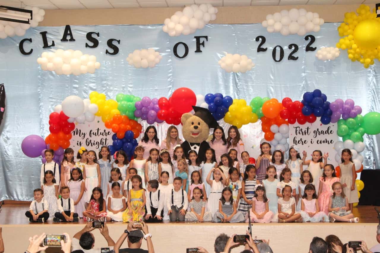 Clase 2022 de Liceo Thezia se gradúa de Kínder