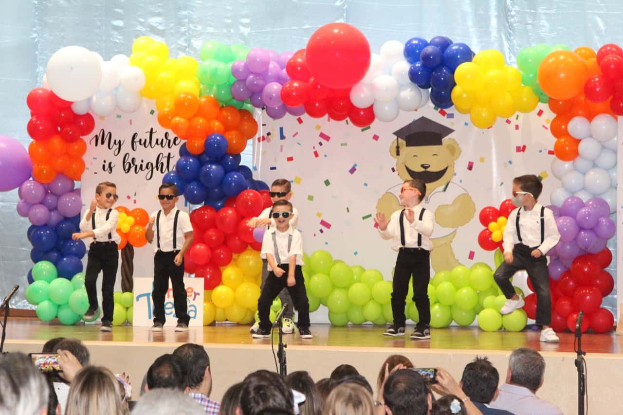 Clase 2022 de Liceo Thezia se gradúa de Kínder