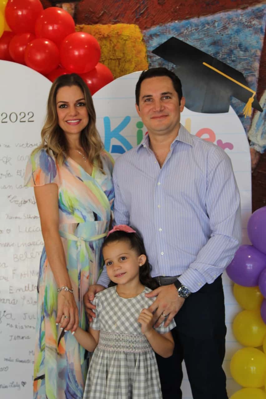 Clase 2022 de Liceo Thezia se gradúa de Kínder