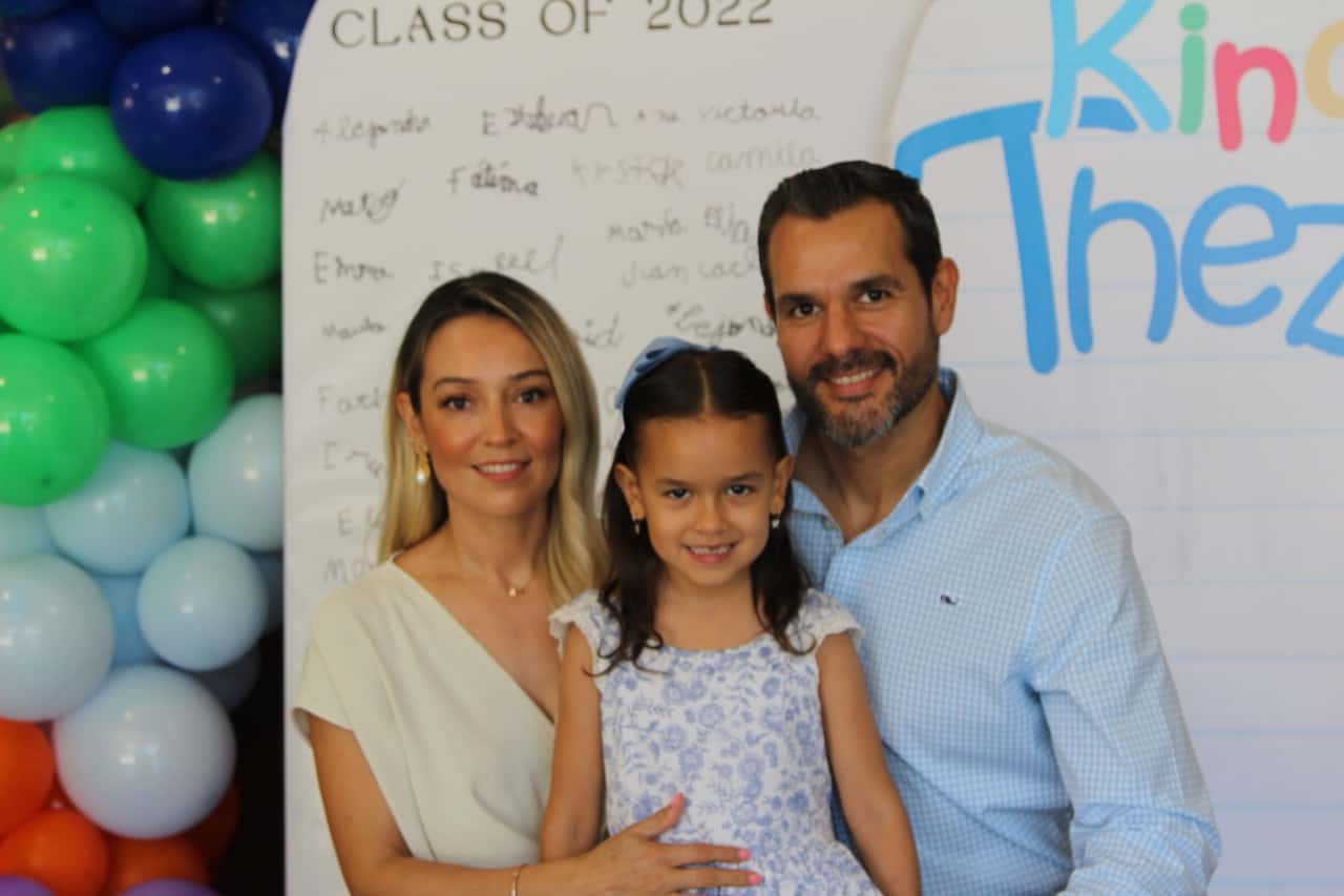 Clase 2022 de Liceo Thezia se gradúa de Kínder