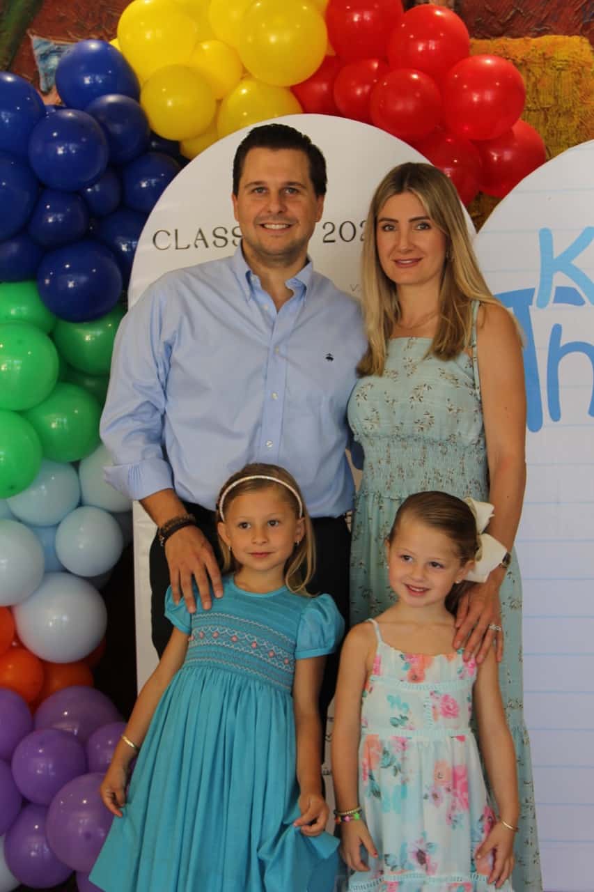 Clase 2022 de Liceo Thezia se gradúa de Kínder