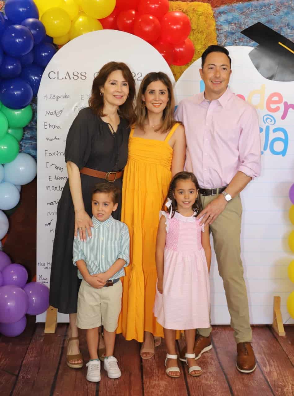 Clase 2022 de Liceo Thezia se gradúa de Kínder