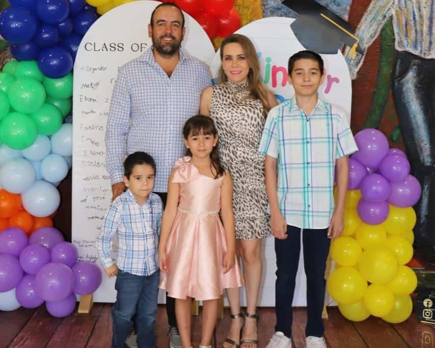 Clase 2022 de Liceo Thezia se gradúa de Kínder