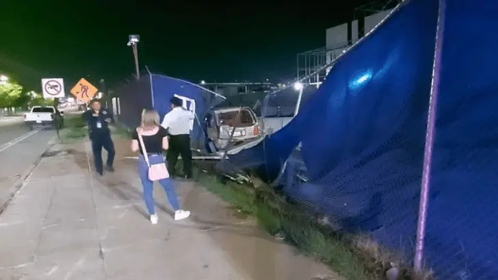 Vehículo termina volcado frente al nuevo Consulado de Hermosillo