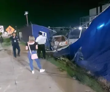 Vehículo termina volcado frente al nuevo Consulado de Hermosillo