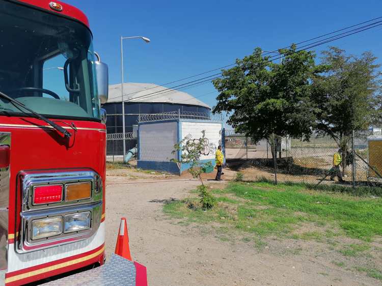 Bomberos de Navojoa combaten fuga de gas cloro