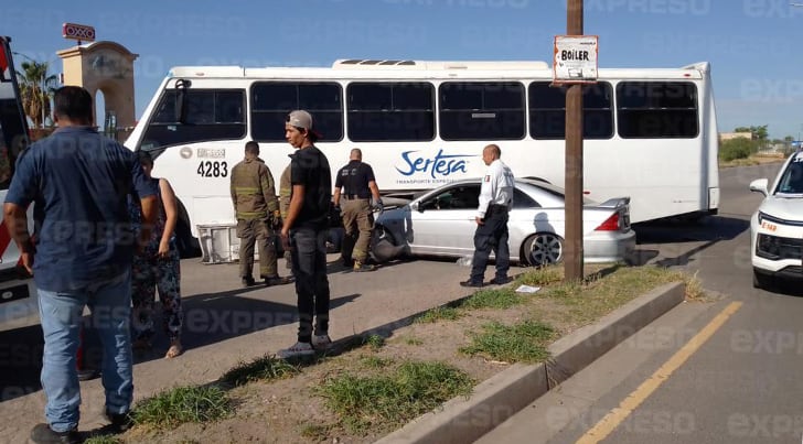 Chocan camión y sedán al poniente de la ciudad; no hay lesionados