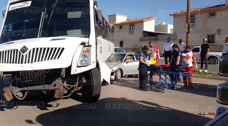 Chocan camión y sedán al poniente de la ciudad; no hay lesionados
