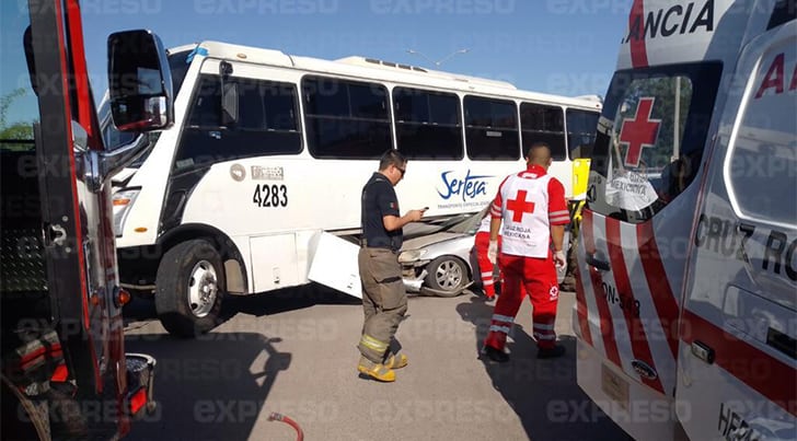 Chocan camión y sedán al poniente de la ciudad; no hay lesionados