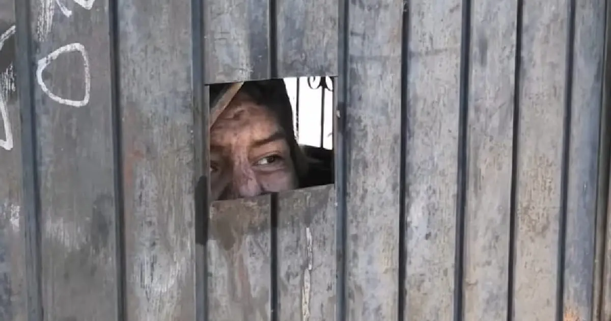 Alan padece de sus facultades mentales y vive abandonado; buscan familiares