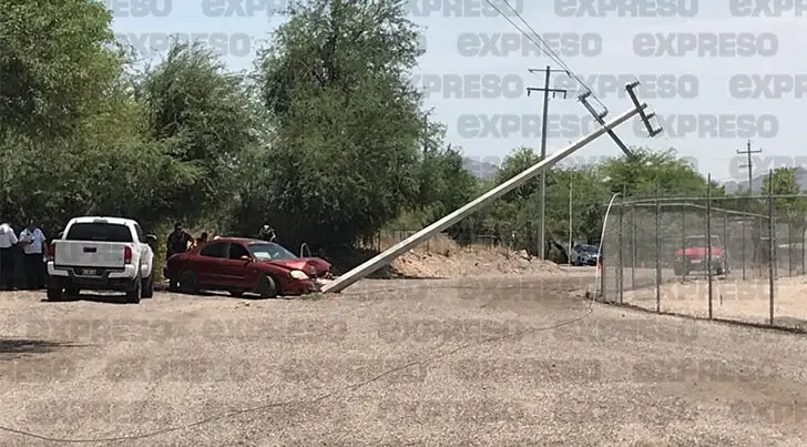 Conductor pierde el control y derriba poste al poniente de la ciudad