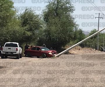 Conductor pierde el control y derriba poste al poniente de la ciudad